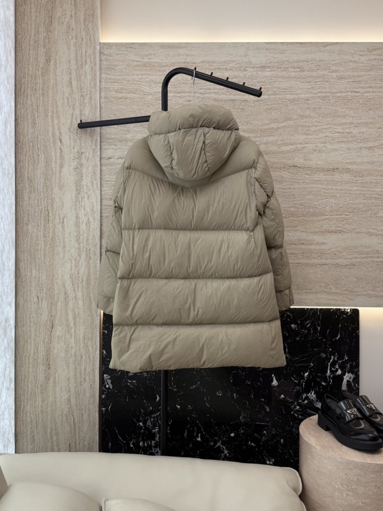 Приталенный пуховик средней длины на молнии фото 2