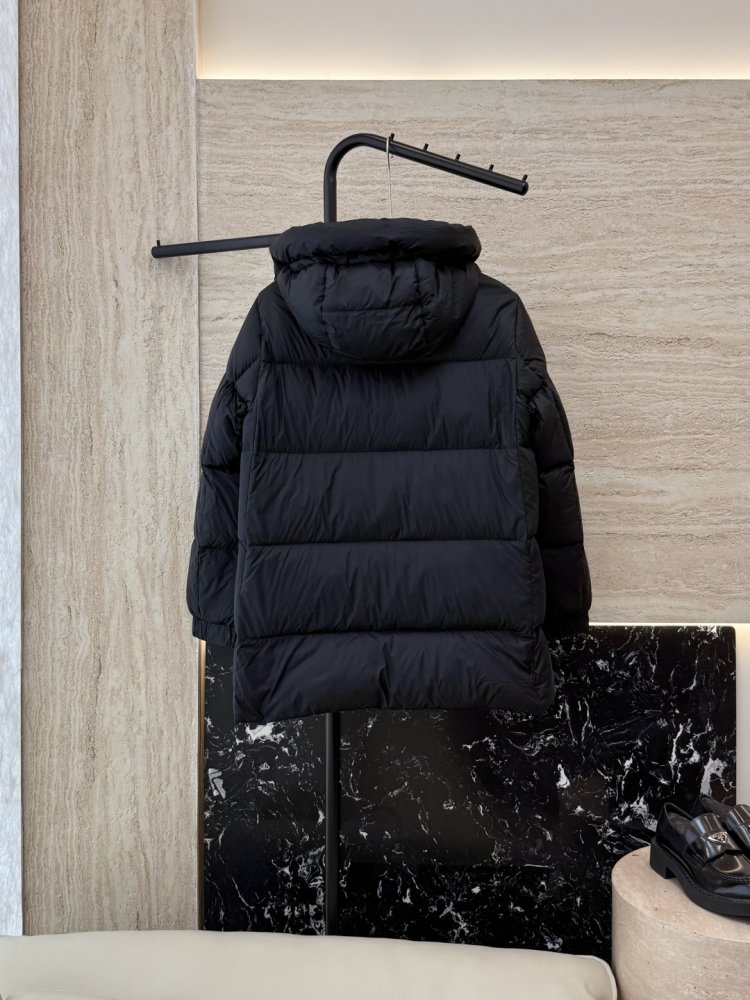 Приталенный пуховик средней длины на молнии фото 2