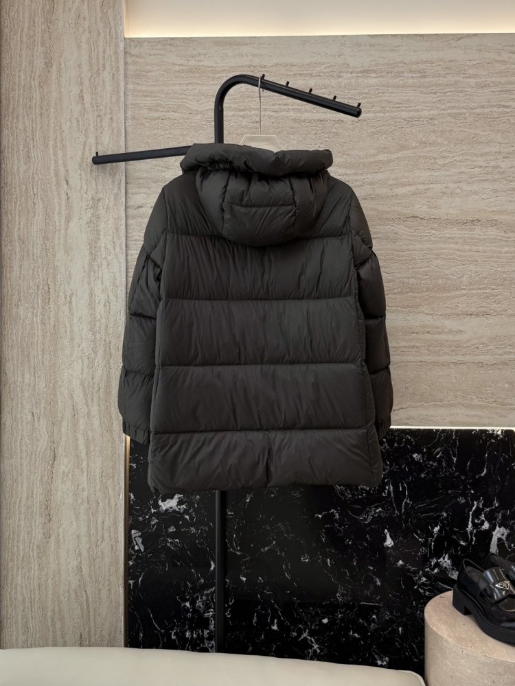 Приталенный пуховик средней длины на молнии фото 2