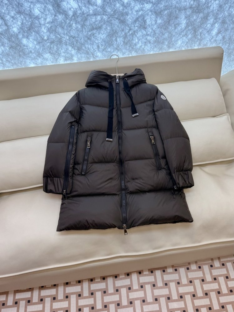 Приталенный пуховик средней длины на молнии фото 3