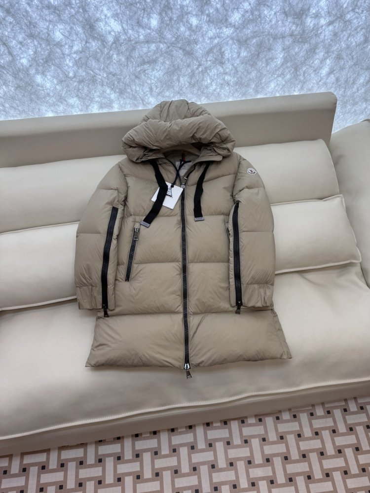 Приталенный пуховик средней длины на молнии фото 3