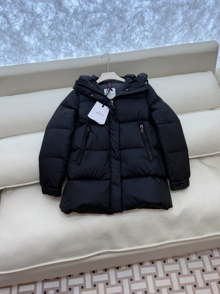 Приталенный пуховик средней длины на молнии фото 3