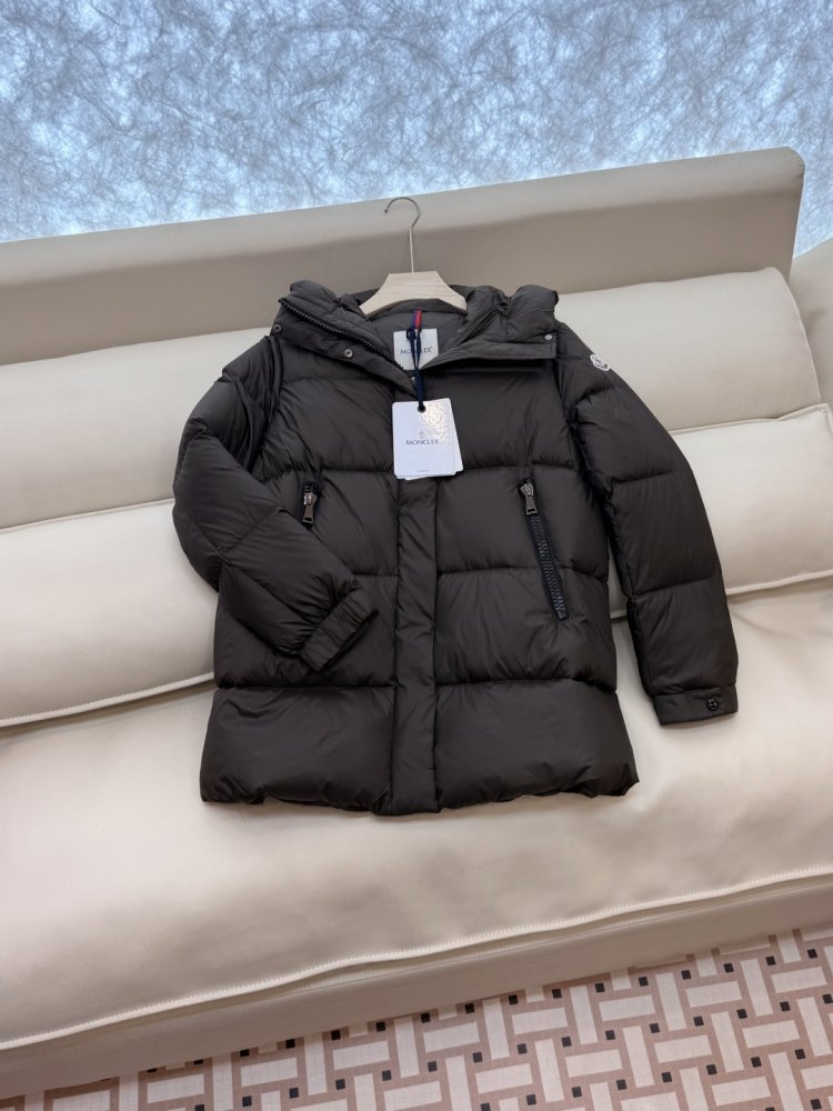 Приталенный пуховик средней длины на молнии фото 3