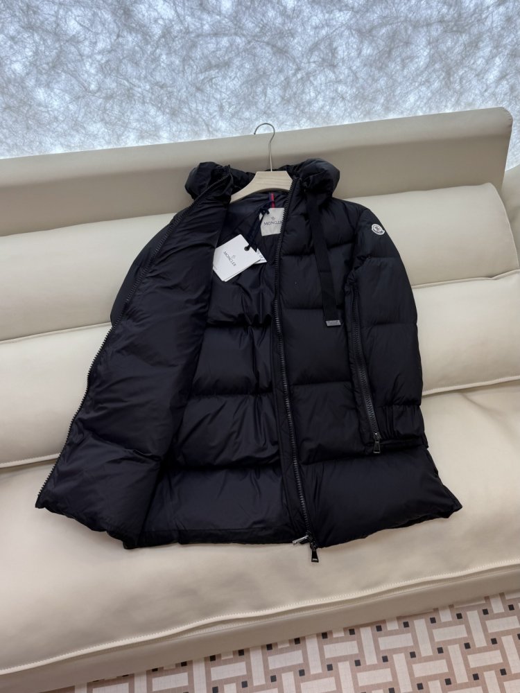 Приталенный пуховик средней длины на молнии фото 4