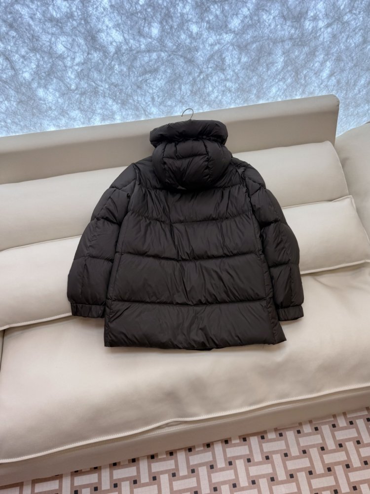 Приталенный пуховик средней длины на молнии фото 4