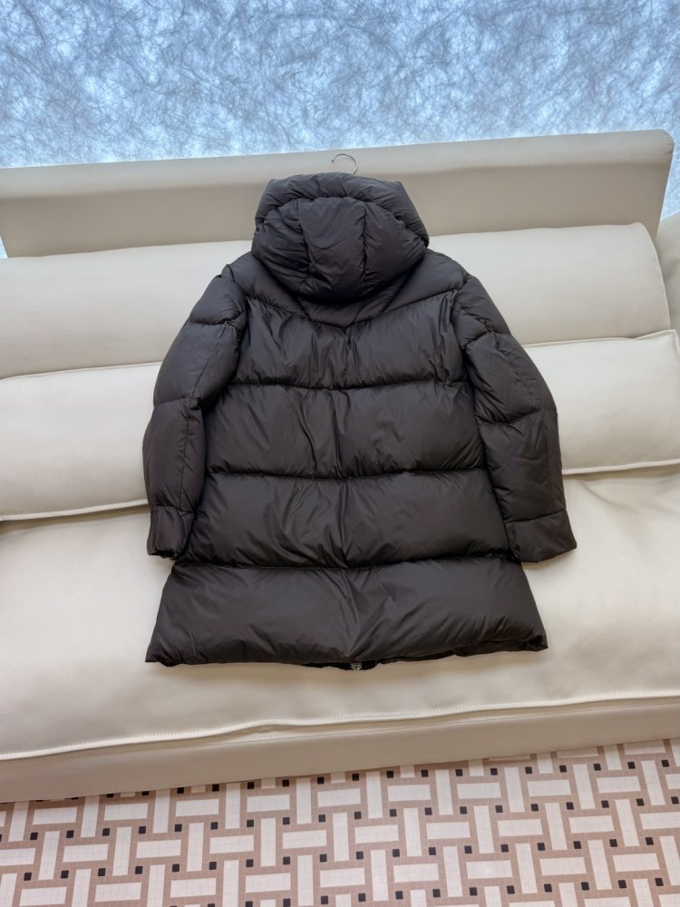 Приталенный пуховик средней длины на молнии фото 5