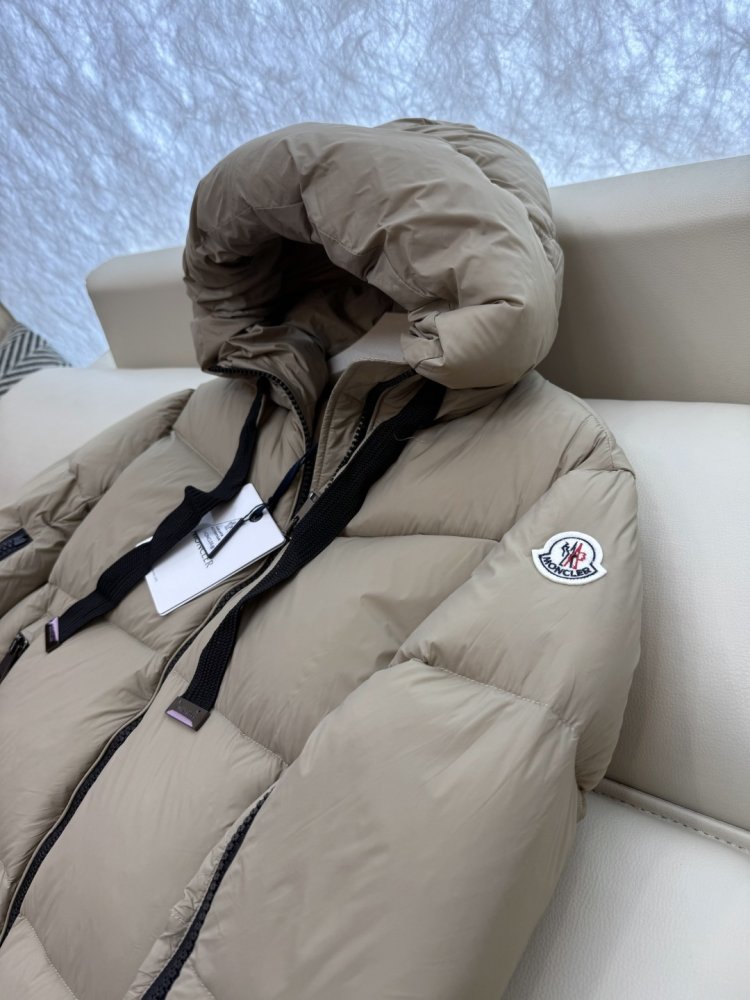 Приталенный пуховик средней длины на молнии фото 6