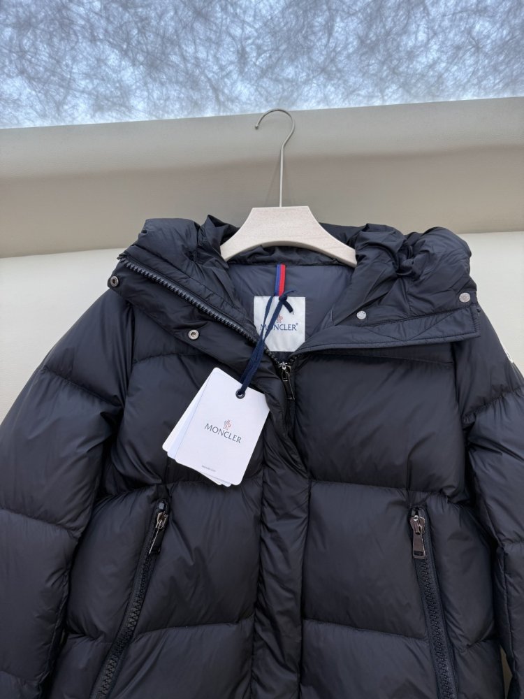 Приталенный пуховик средней длины на молнии фото 6