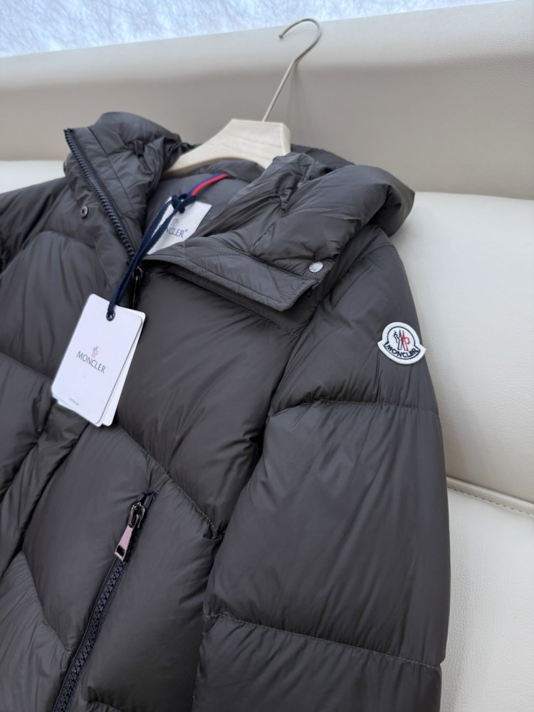 Приталенный пуховик средней длины на молнии фото 6