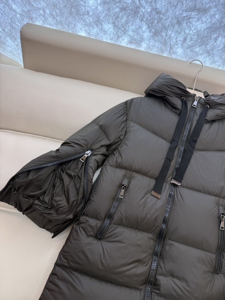 Приталенный пуховик средней длины на молнии фото 7