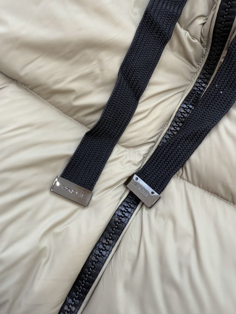 Приталенный пуховик средней длины на молнии фото 7