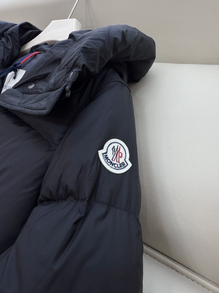 Приталенный пуховик средней длины на молнии фото 7