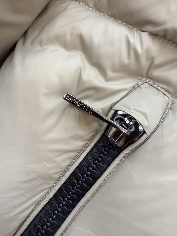 Приталенный пуховик средней длины на молнии фото 8