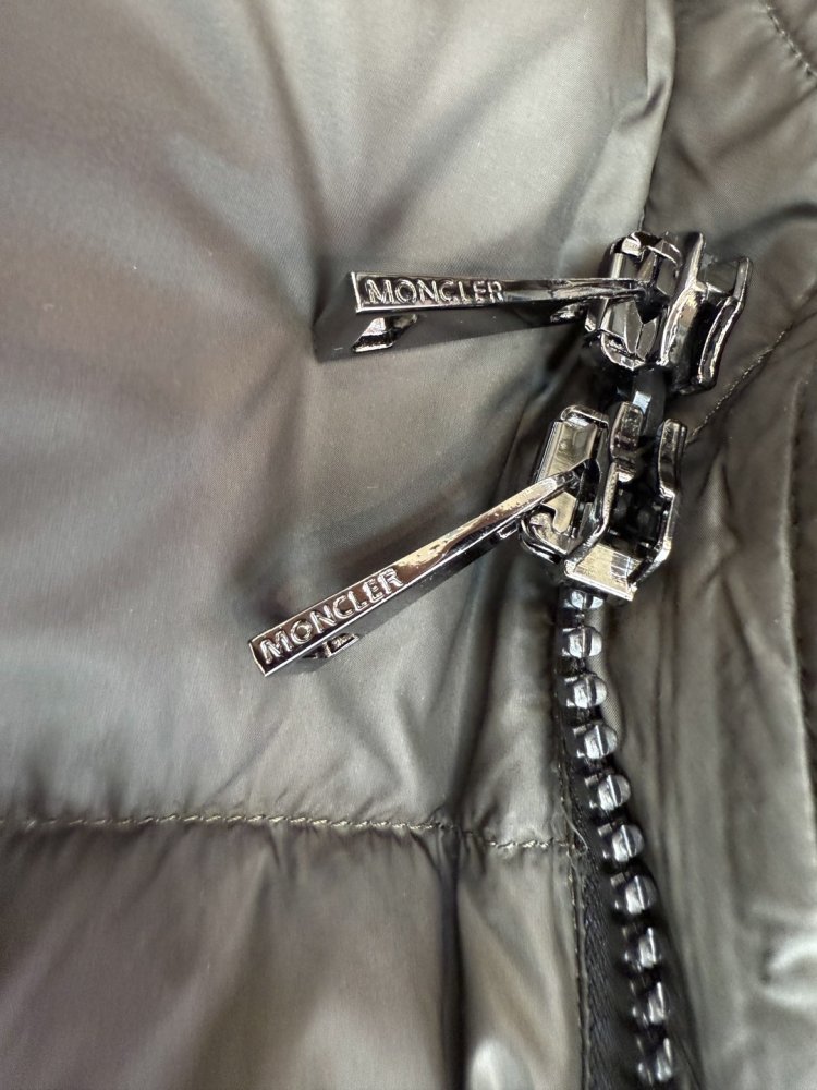 Приталенный пуховик средней длины на молнии фото 8