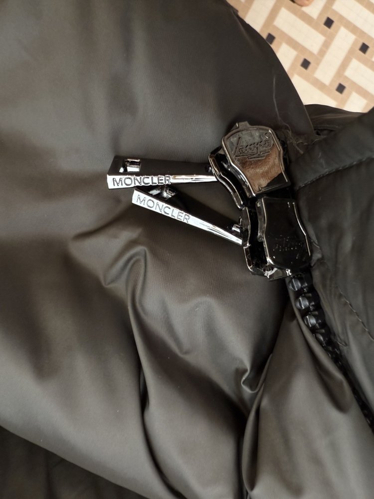 Приталенный пуховик средней длины на молнии фото 9