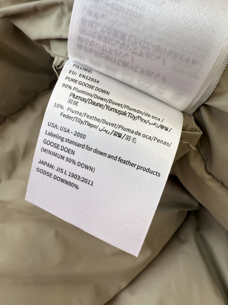 Приталенный пуховик средней длины на молнии фото 9