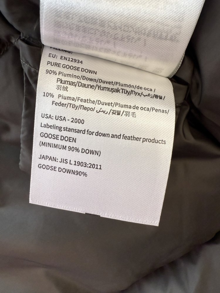 Приталенный пуховик средней длины на молнии фото 9