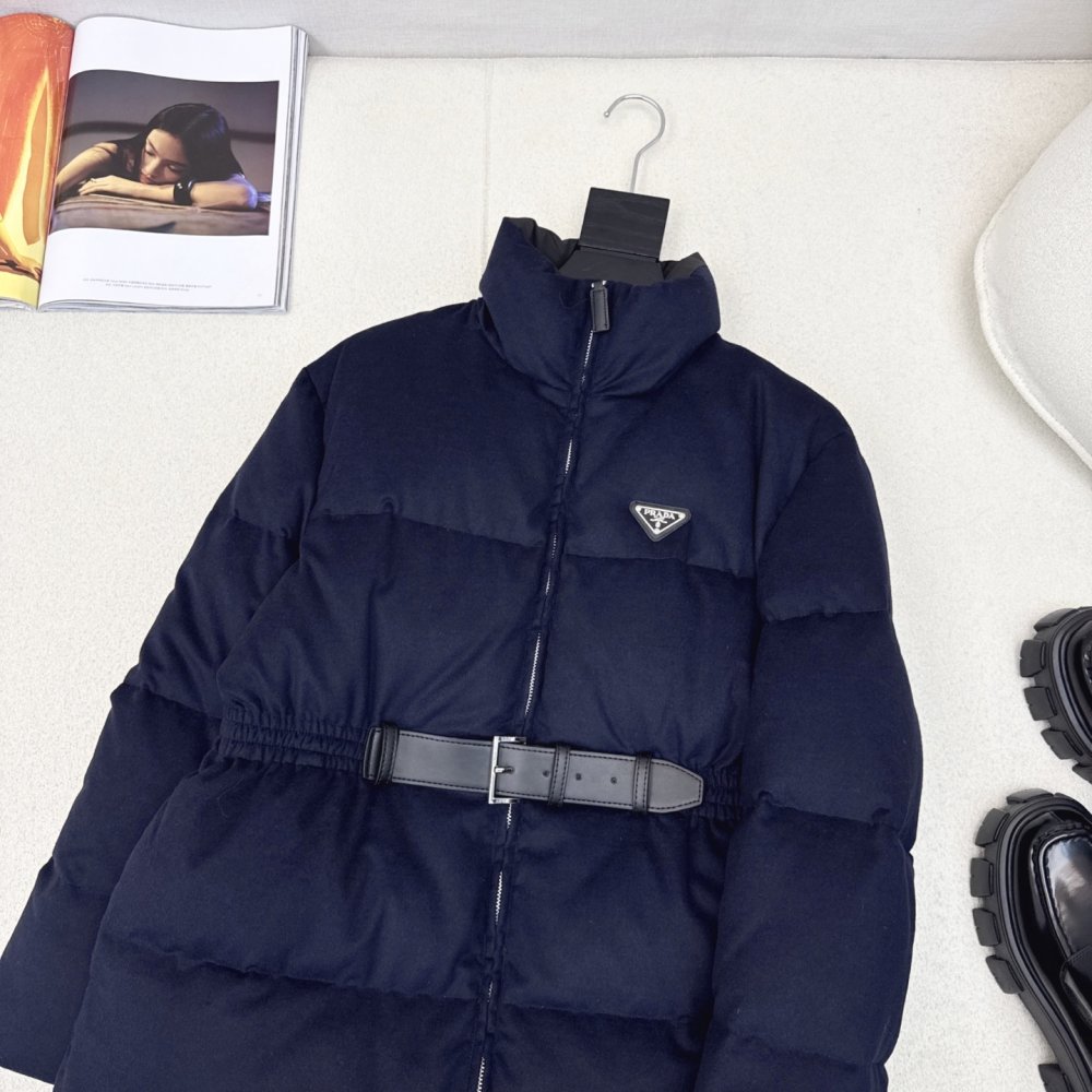 Приталеный жіночий пуховик з поясом фото 2