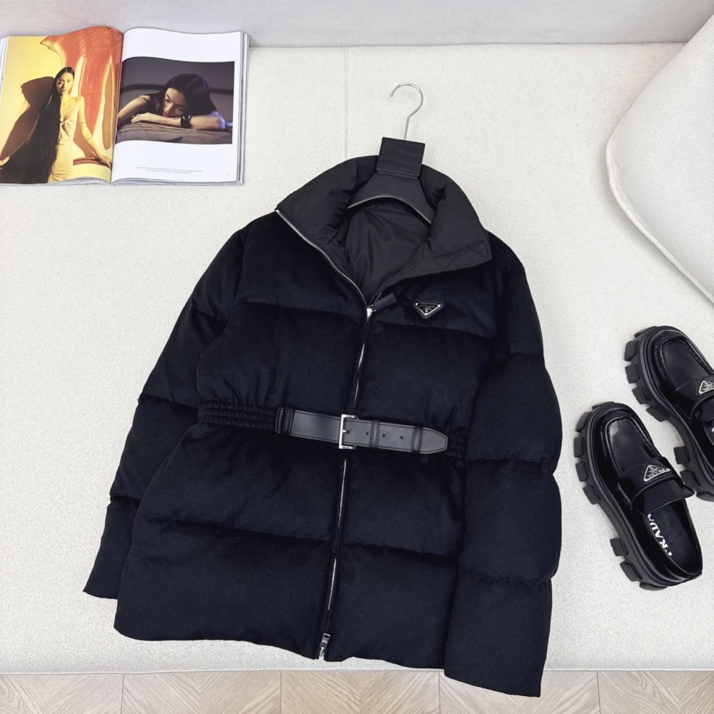 Приталеный женский пуховик с поясом фото 2