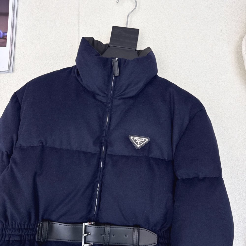 Приталеный жіночий пуховик з поясом фото 3