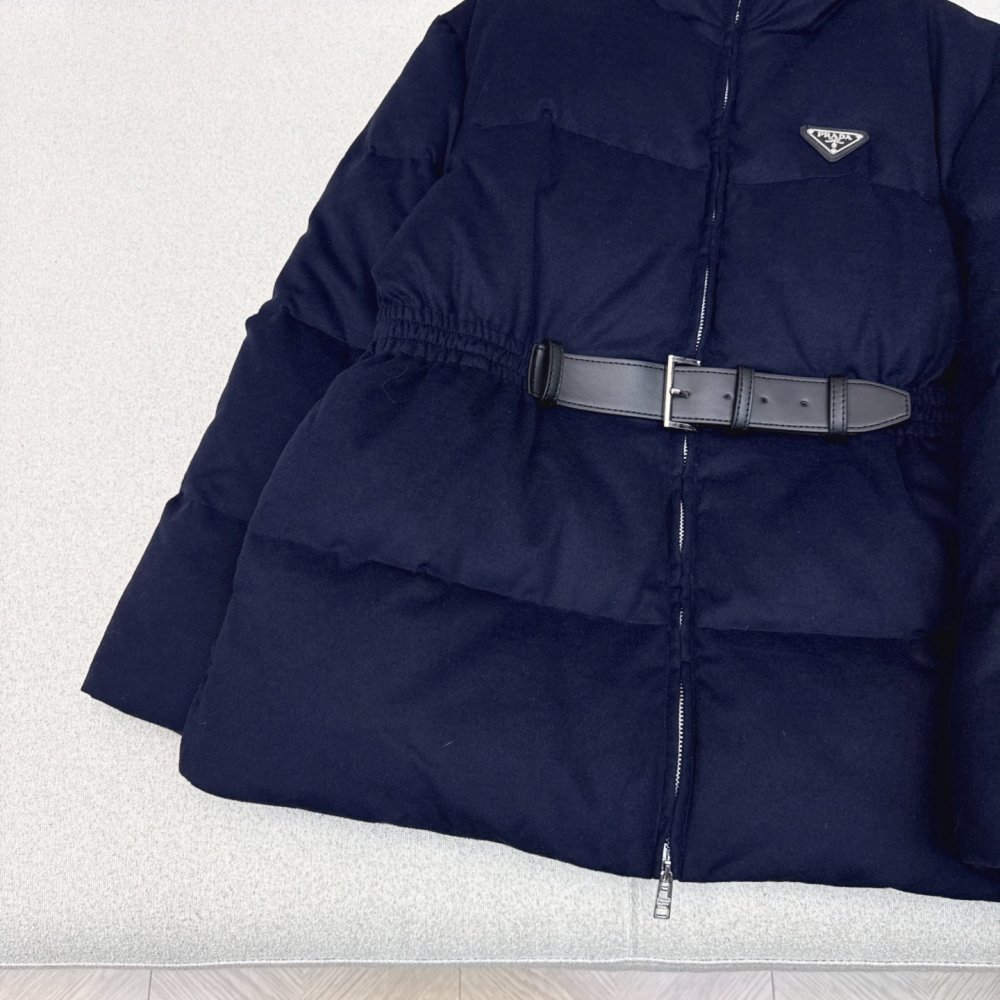 Приталеный жіночий пуховик з поясом фото 4