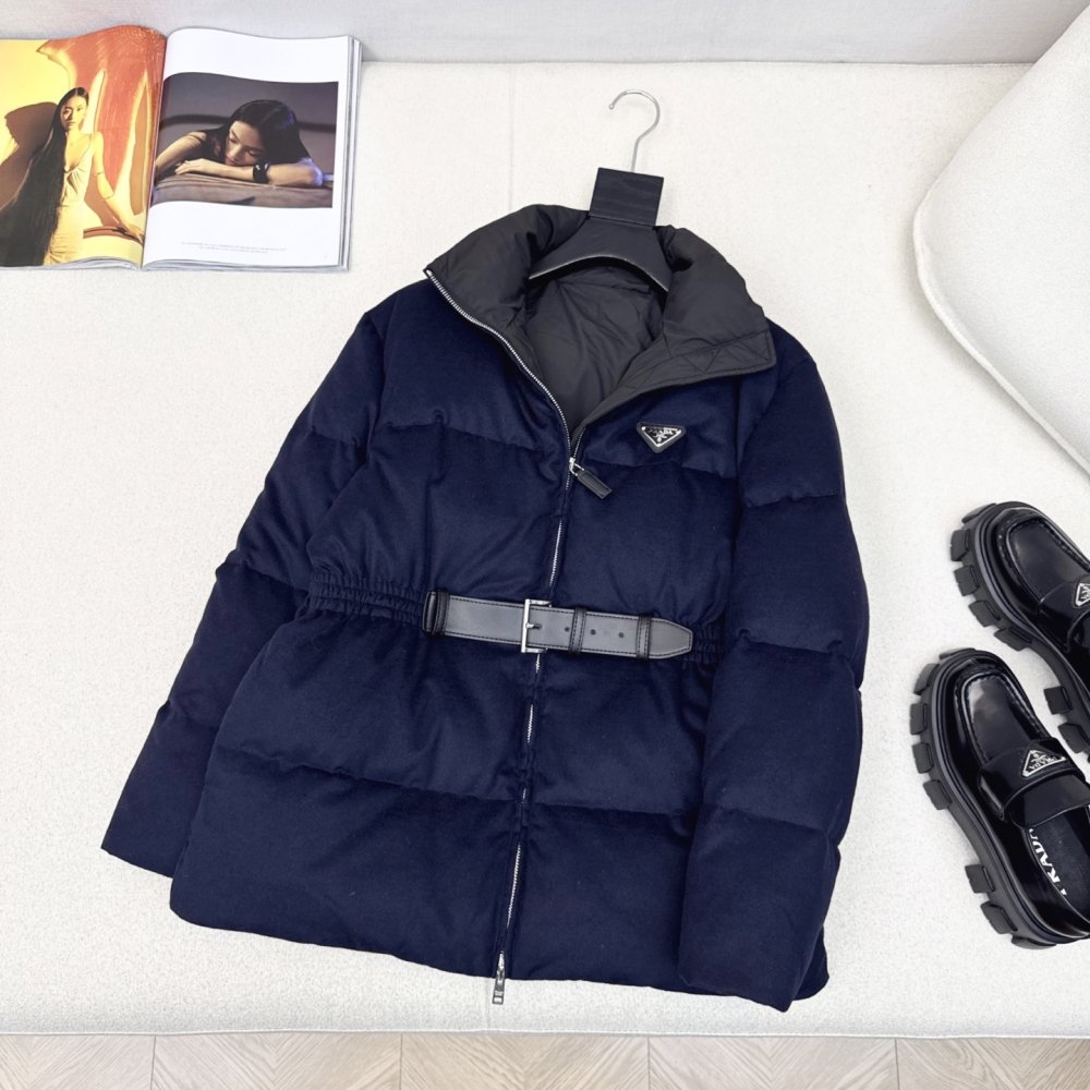 Приталеный жіночий пуховик з поясом фото 5