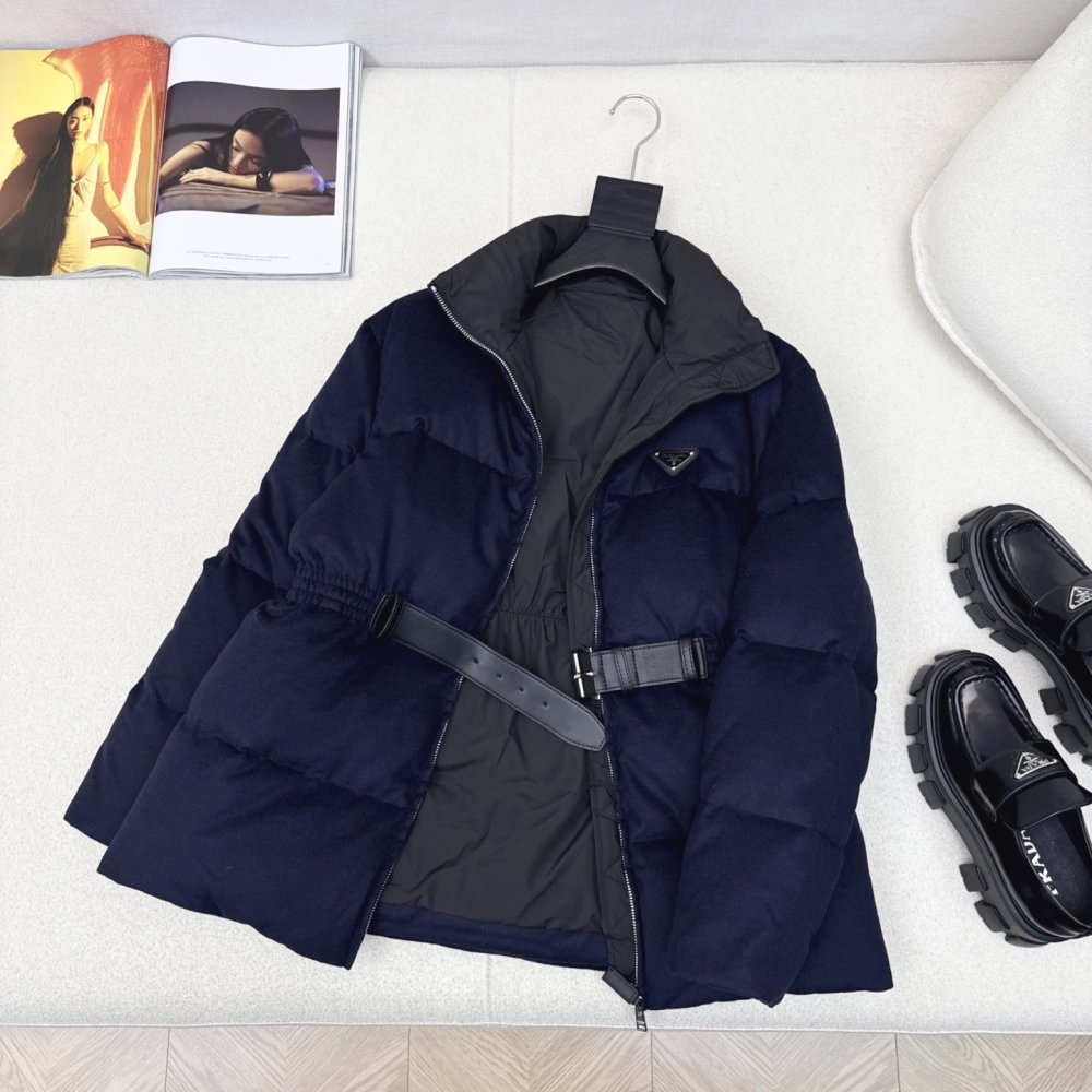 Приталеный жіночий пуховик з поясом фото 7