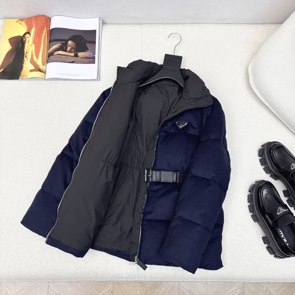 Приталеный жіночий пуховик з поясом фото 8