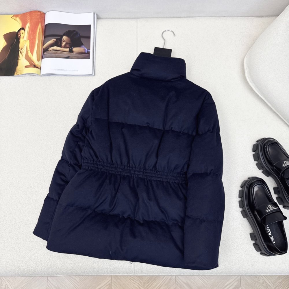 Приталеный жіночий пуховик з поясом фото 9