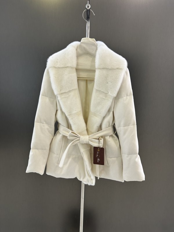 Пуховая куртка из гусиного пуха с воротником из норки