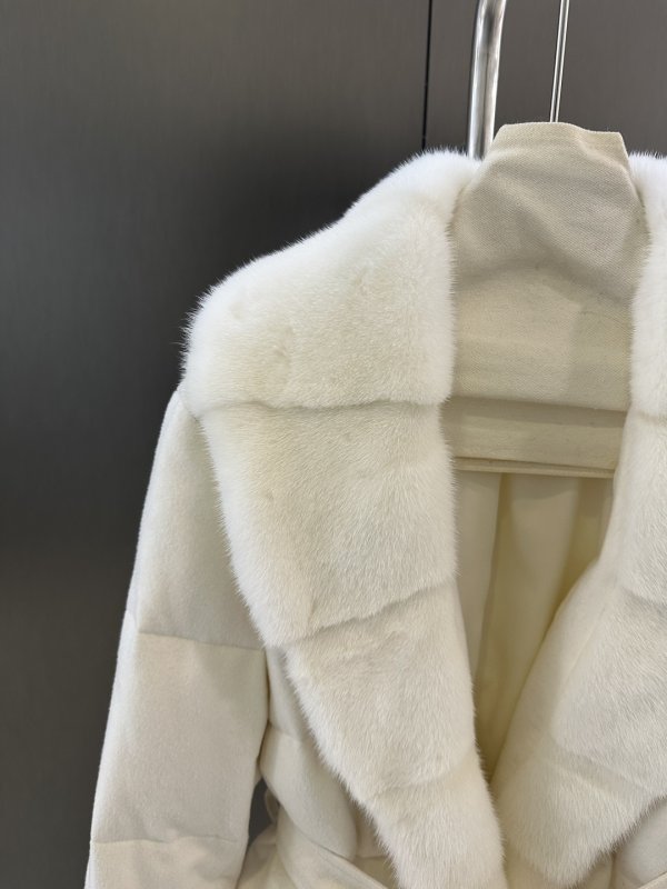 Пуховая куртка из гусиного пуха с воротником из норки фото 2