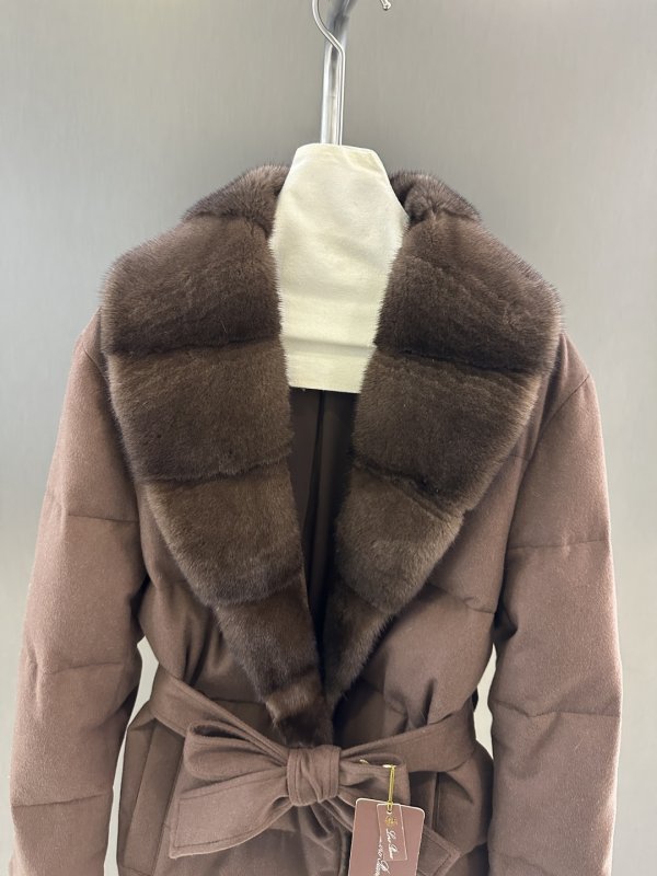 Пуховая куртка из гусиного пуха с воротником из норки фото 4