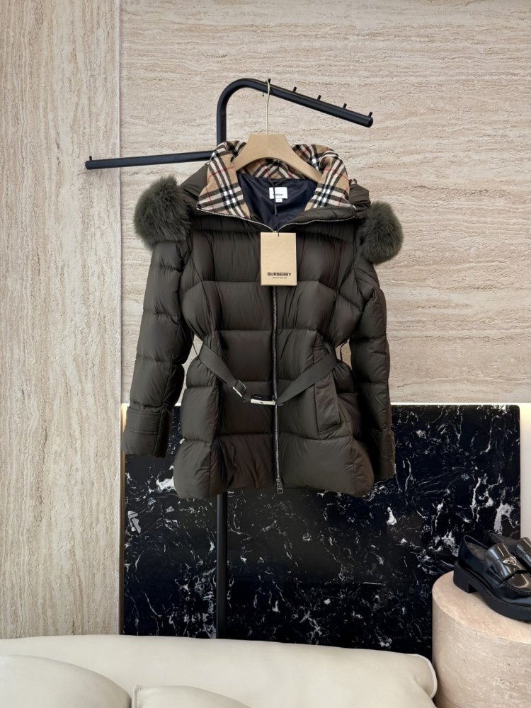 Пуховик Burberry свободного кроя с воротником из лисьего меха