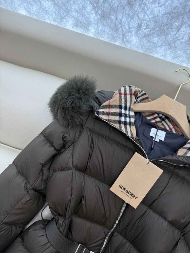 Пуховик Burberry свободного кроя с воротником из лисьего меха фото 6