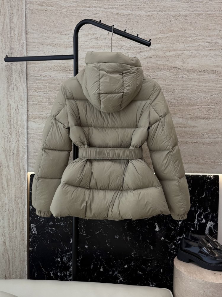 Пуховик Celine средней длины с поясом и капюшоном фото 2