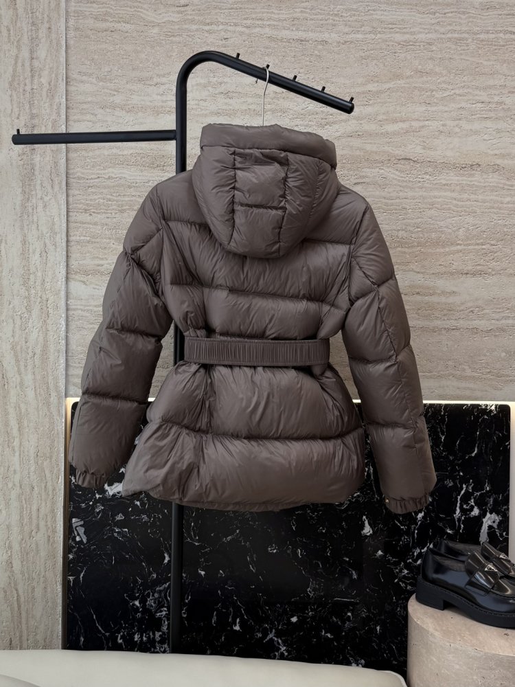 Пуховик Celine средней длины с поясом и капюшоном фото 2