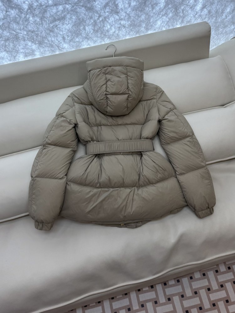 Пуховик Celine средней длины с поясом и капюшоном фото 4