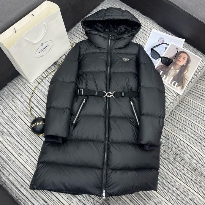 Пуховик з капюшоном жіночий