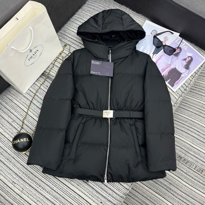 Пуховик з капюшоном жіночий