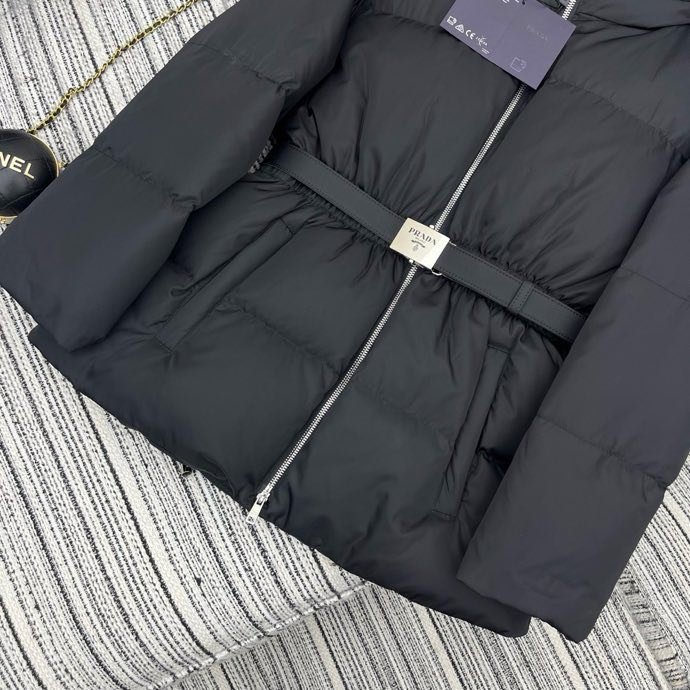 Пуховик з капюшоном жіночий фото 2