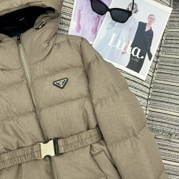 Пуховик з капюшоном жіночий фото 3