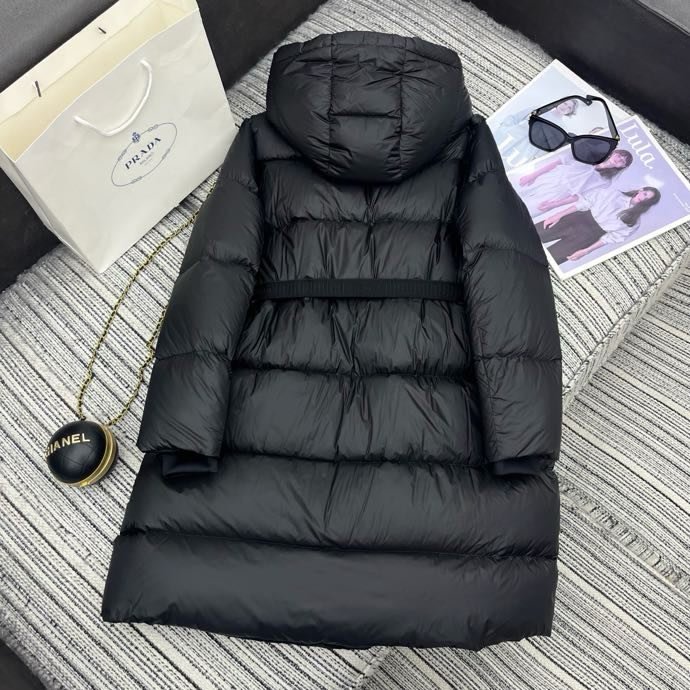 Пуховик з капюшоном жіночий фото 4