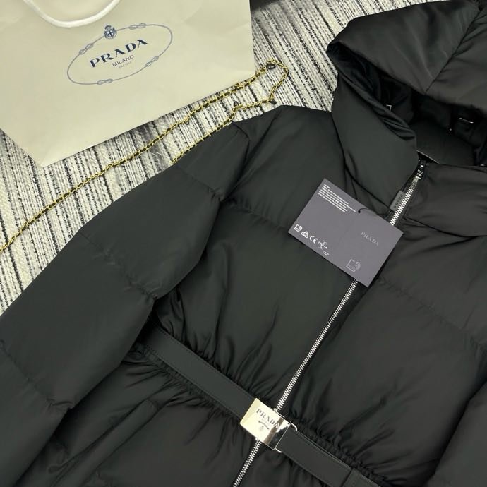 Пуховик з капюшоном жіночий фото 6