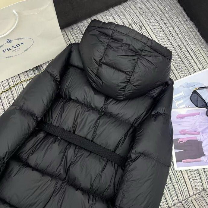 Пуховик з капюшоном жіночий фото 9