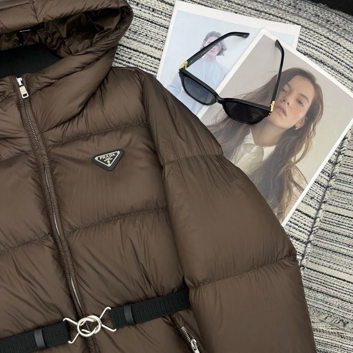 Пуховик з капюшоном жіночий фото 9