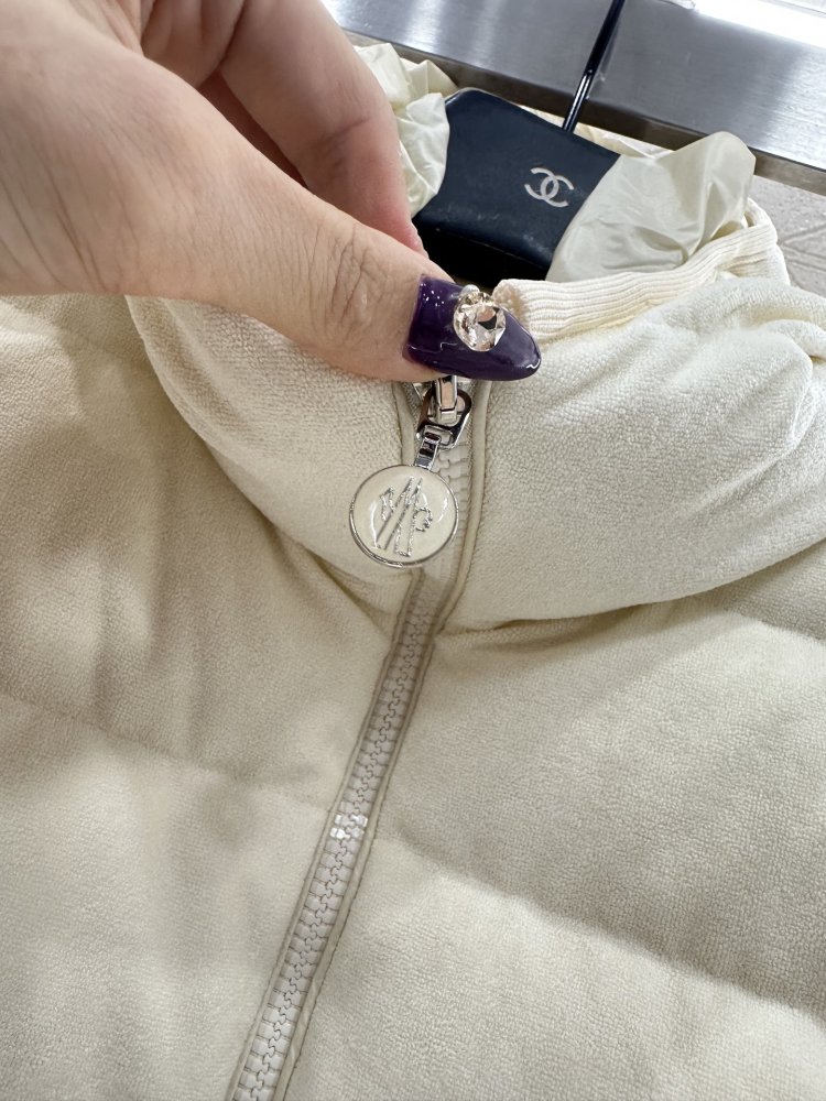 Down jacket from hood фото 6