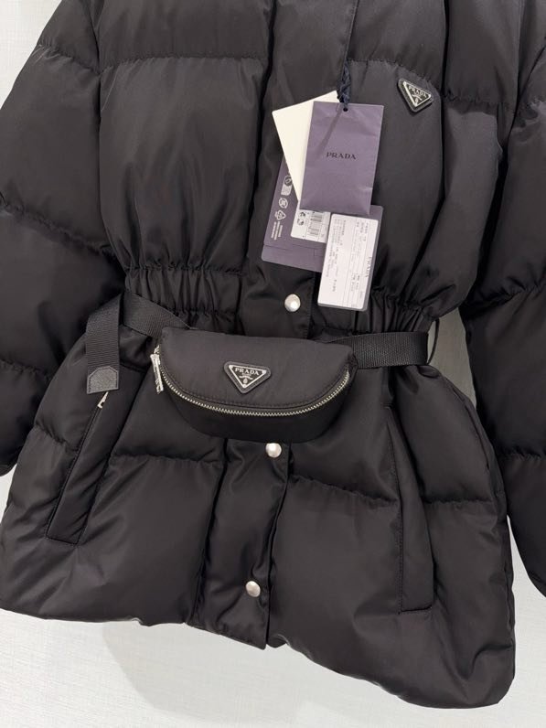 Down jacket from bag across shoulder фото 2