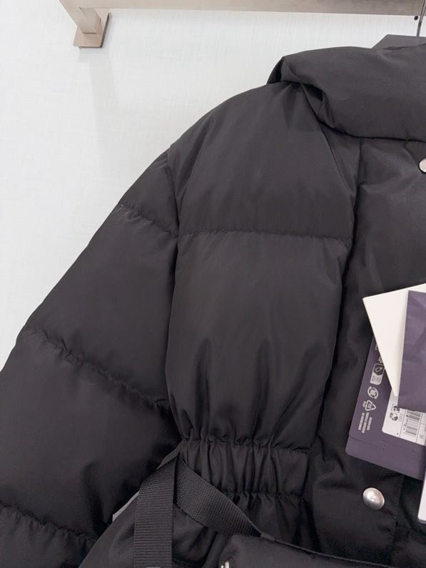 Down jacket from bag across shoulder фото 3