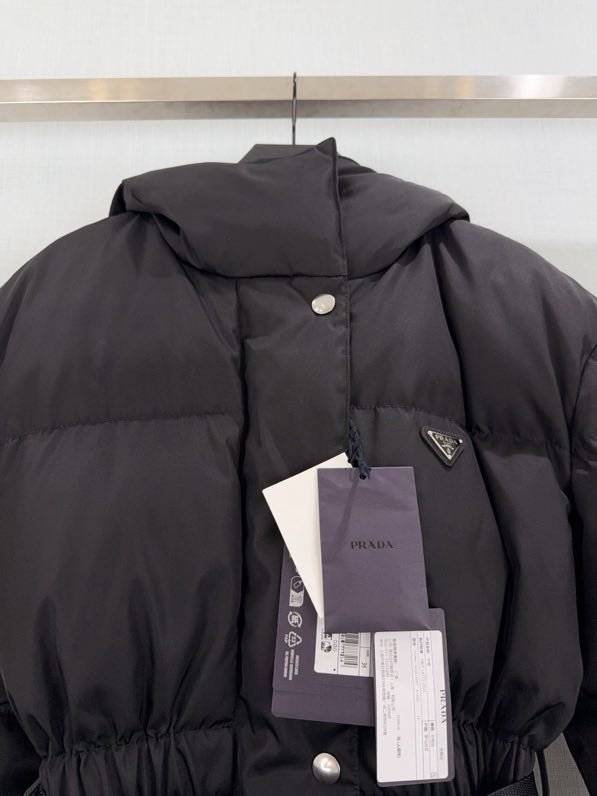 Down jacket from bag across shoulder фото 4