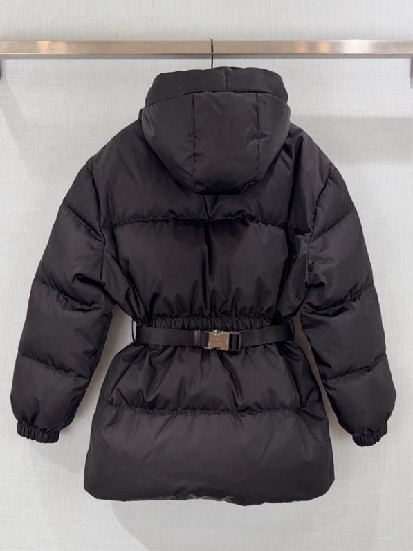 Down jacket from bag across shoulder фото 5